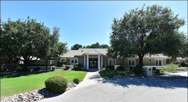 ranch-style home with a front yard