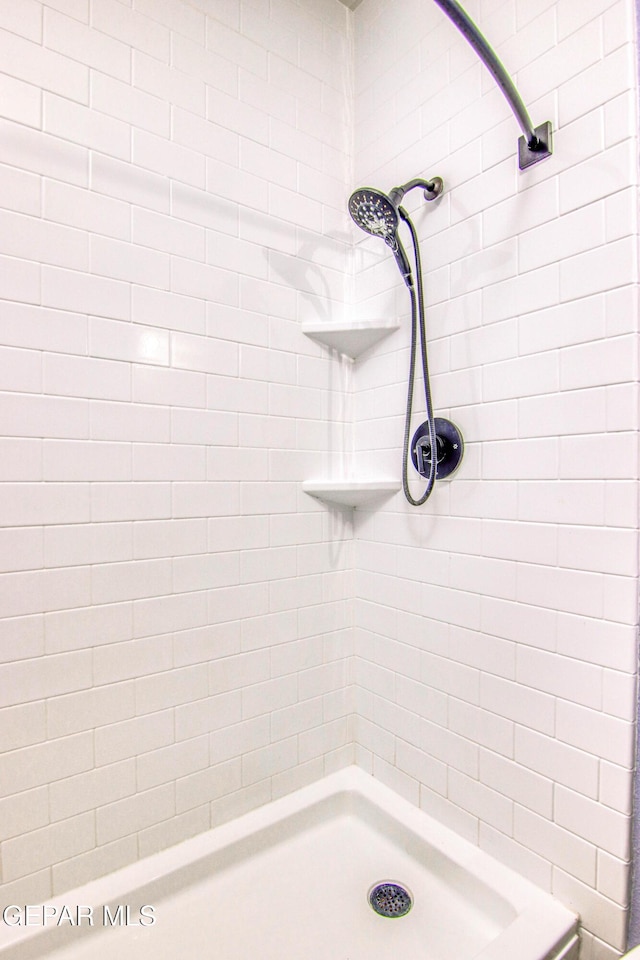 bathroom featuring a tile shower