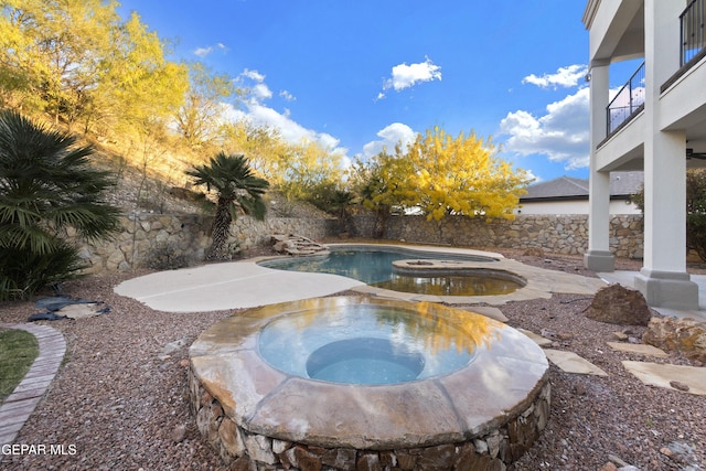 view of pool featuring an in ground hot tub