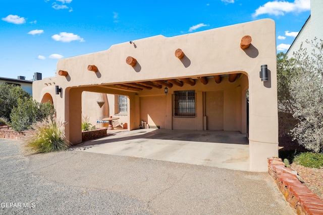 view of front of property featuring a patio