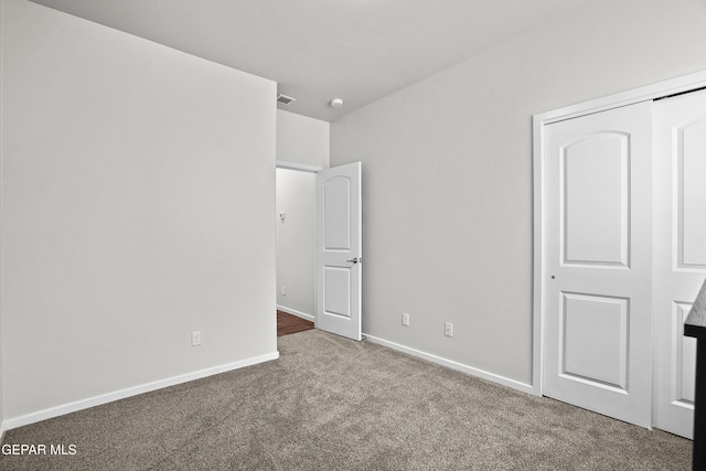 unfurnished bedroom with carpet flooring and a closet