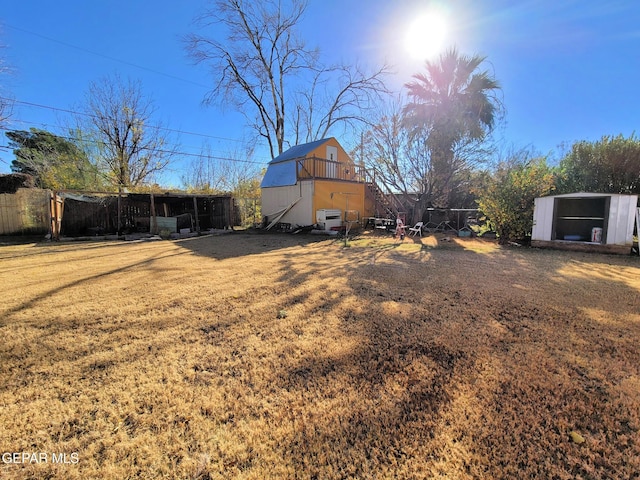 view of yard featuring a storage shed