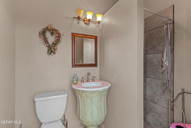 11179 Leo Collins Dr, El Paso, TX 79936 - bathroom featuring a tile shower and toilet