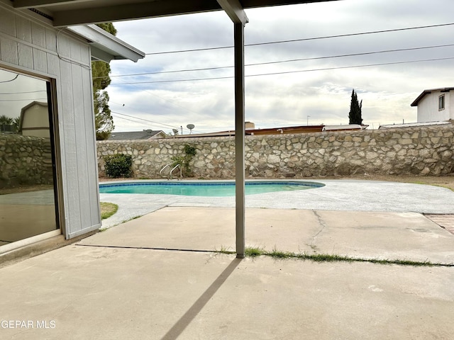 view of swimming pool featuring a patio