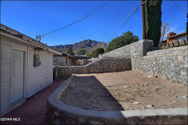 view of yard featuring a mountain view