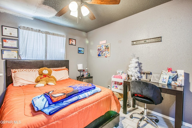 bedroom featuring ceiling fan and a textured ceiling