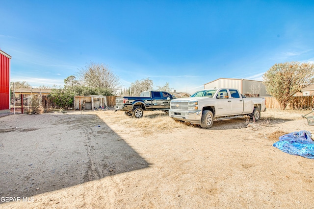 view of yard featuring an outdoor structure