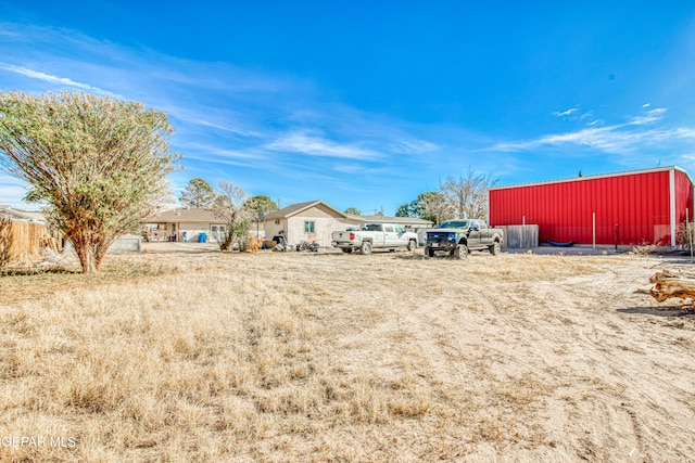 view of yard featuring an outbuilding