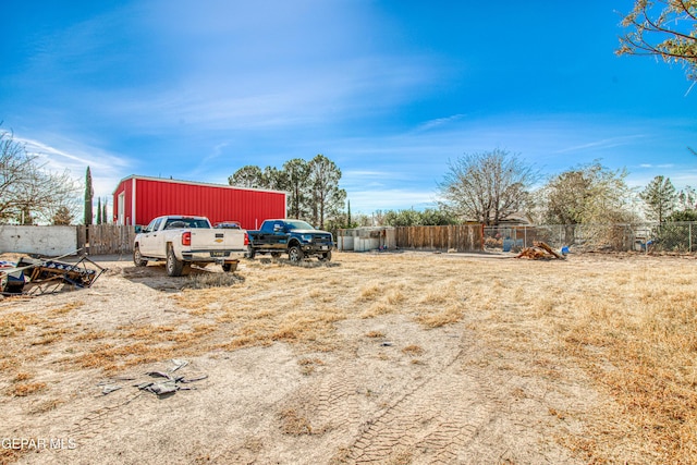 view of yard with an outbuilding