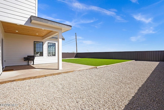 view of yard featuring a patio