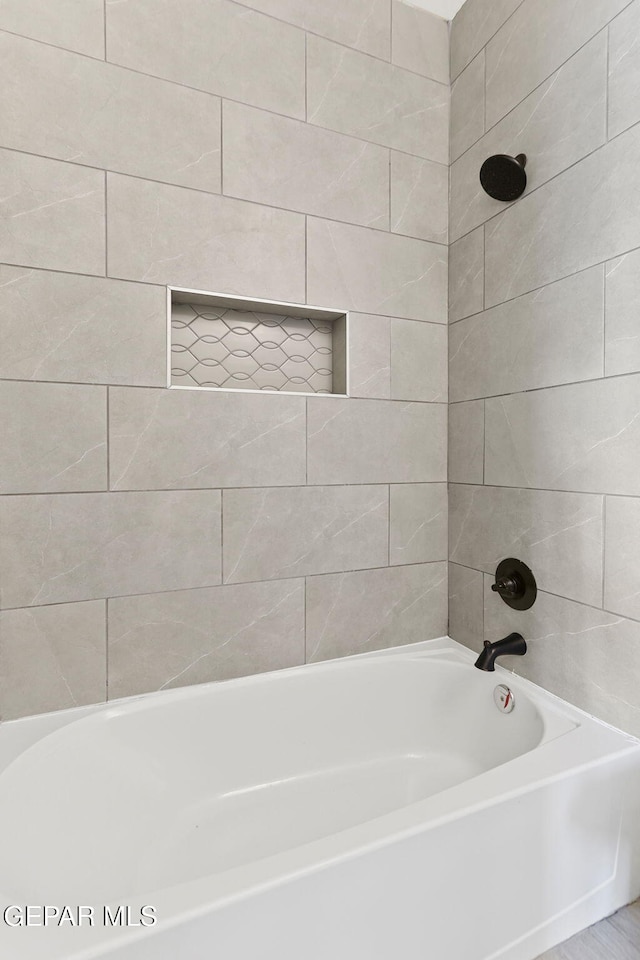 bathroom featuring tiled shower / bath combo