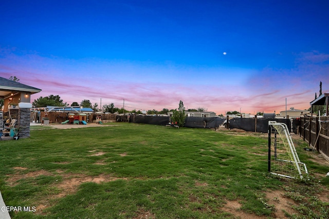 view of yard at dusk