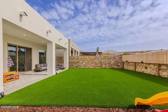 view of yard featuring an outdoor hangout area and a patio