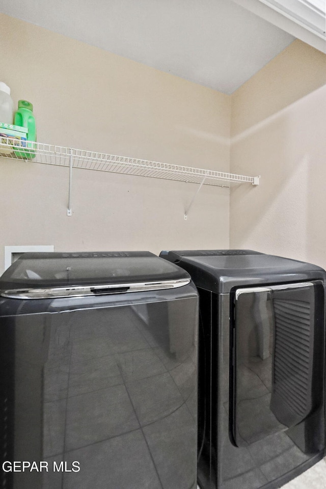 laundry area with tile patterned floors and washing machine and clothes dryer