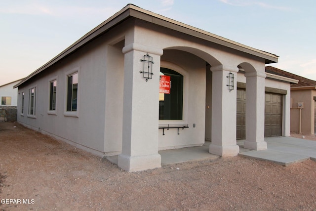 view of front facade featuring a garage