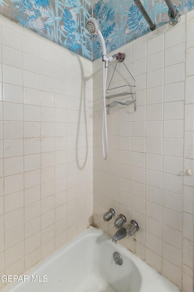 bathroom with tiled shower / bath combo