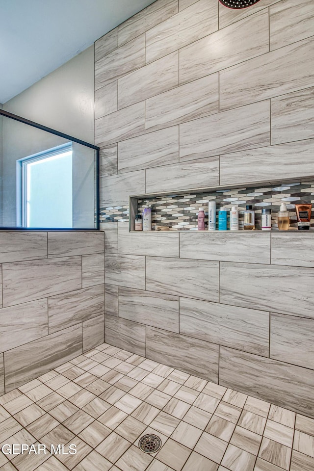 bathroom featuring tiled shower