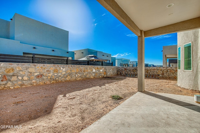 view of yard featuring a patio area