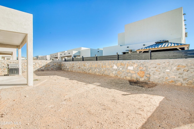 view of yard featuring a patio area
