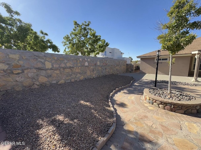 view of yard featuring a patio