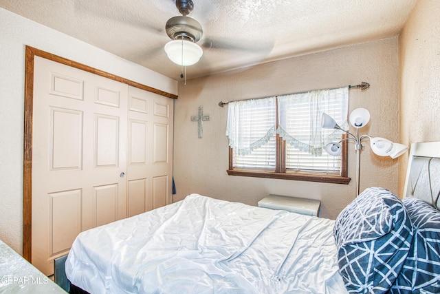 bedroom featuring ceiling fan, a textured ceiling, and a closet