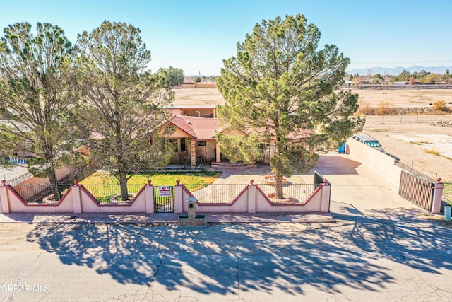 view of front of house featuring a mountain view