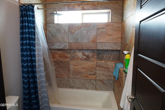 bathroom featuring shower / bath combo with shower curtain