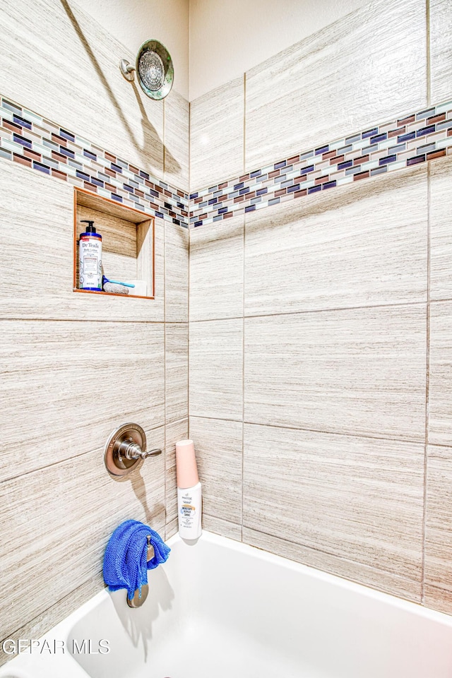 bathroom with tiled shower / bath combo