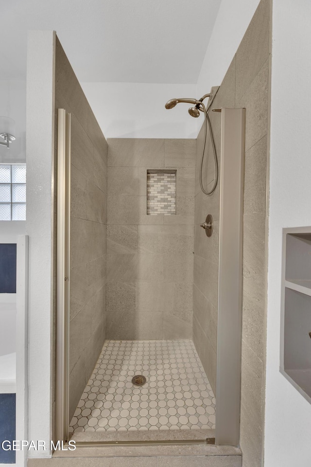 bathroom featuring tiled shower