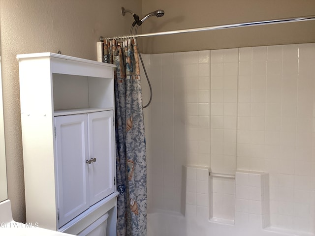 bathroom with shower / bath combo