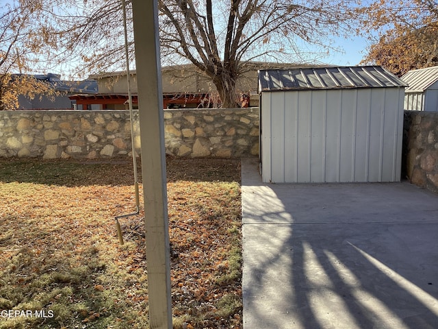 view of yard featuring a storage unit