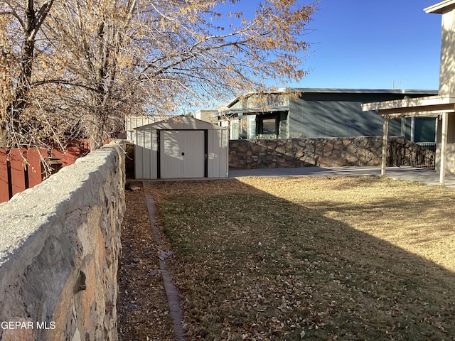 view of yard featuring a storage shed