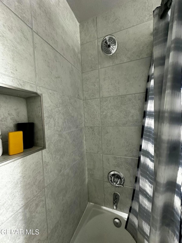 bathroom with tiled shower / bath combo