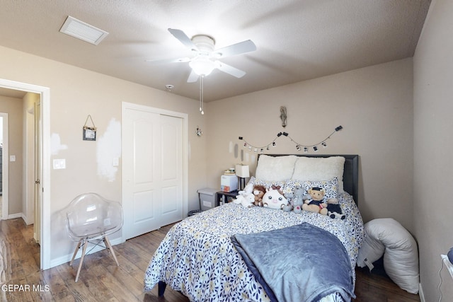 bedroom featuring ceiling fan, a closet, a textured ceiling, and hardwood / wood-style flooring