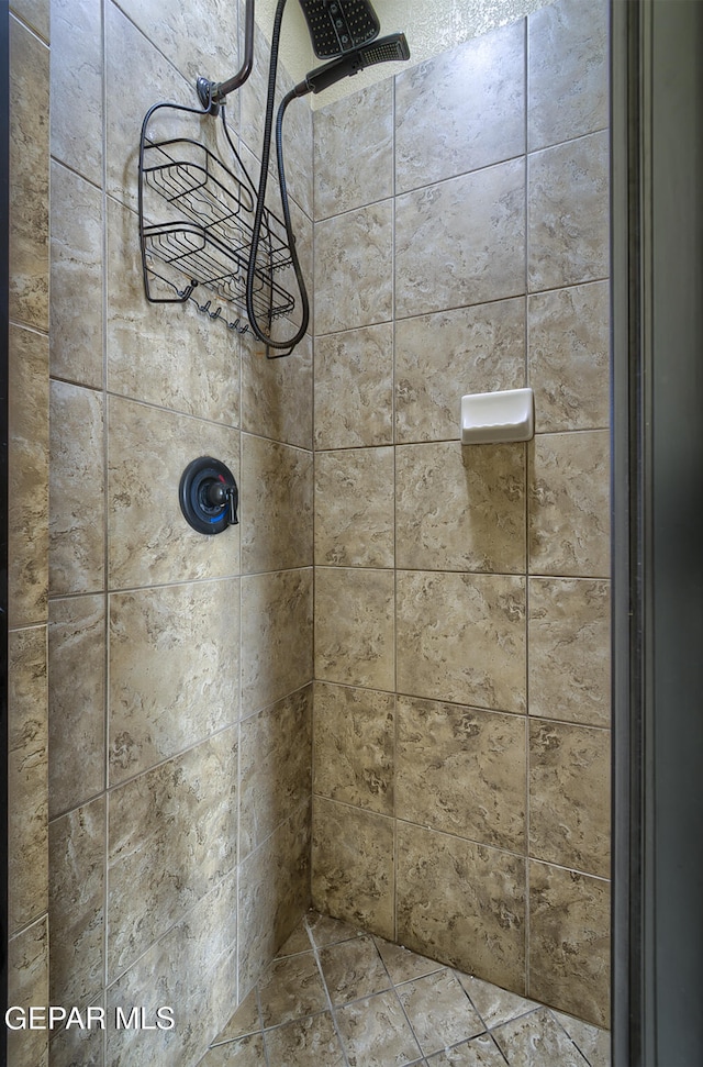 bathroom featuring a tile shower