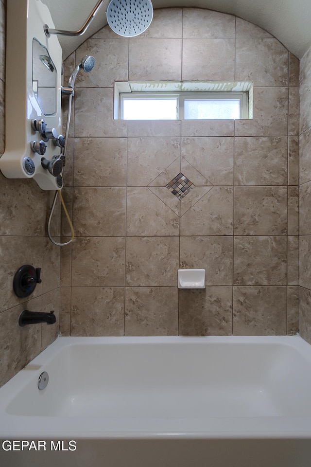 bathroom with tiled shower / bath combo