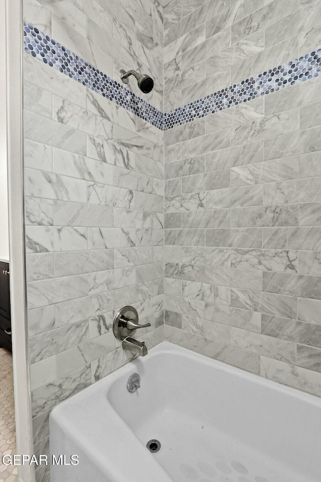 bathroom with tiled shower / bath combo