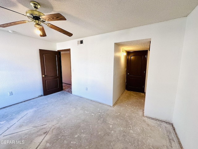 unfurnished room featuring ceiling fan and a textured ceiling