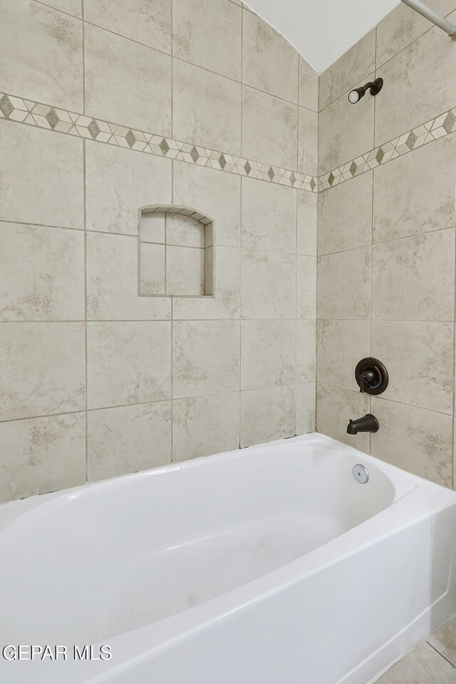 bathroom featuring tiled shower / bath combo