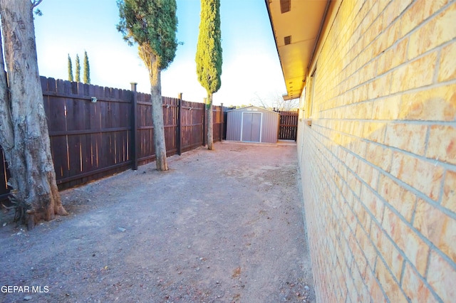 view of yard with a storage unit