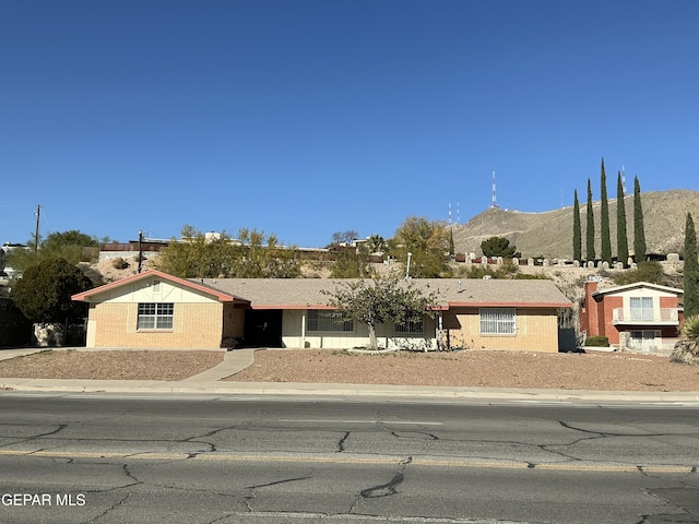 view of front of property featuring a mountain view