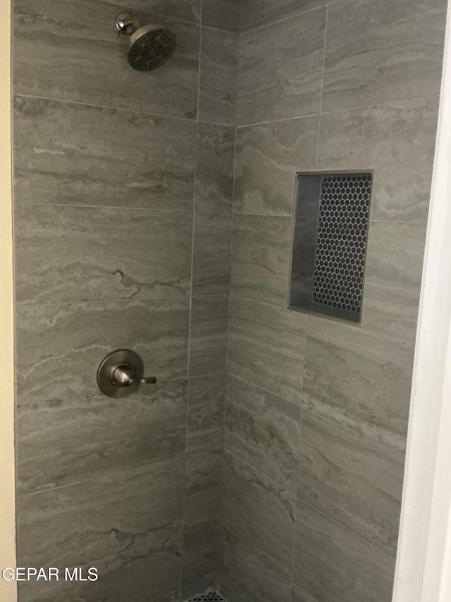 bathroom featuring tiled shower