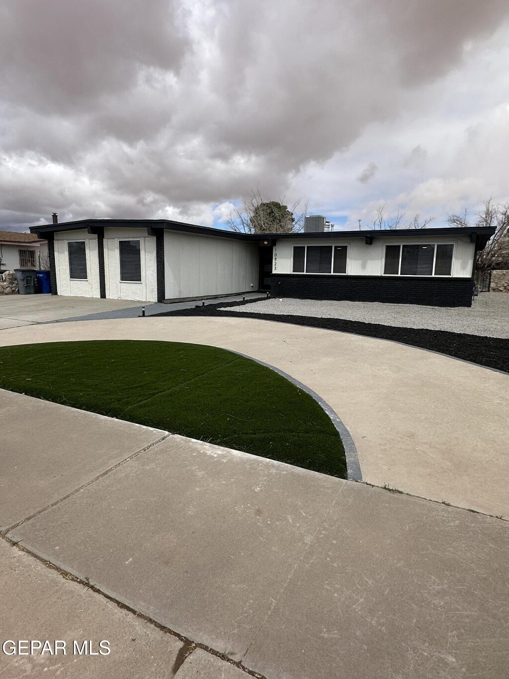 10823 Elkhart Dr, El Paso, TX 79935 - view of front facade with driveway and a front lawn