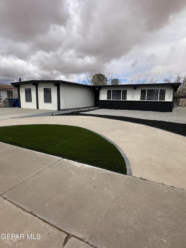 view of front facade with driveway and a front lawn