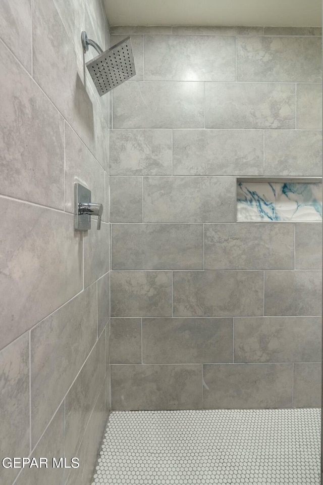 bathroom featuring a tile shower