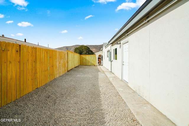 view of yard featuring a mountain view