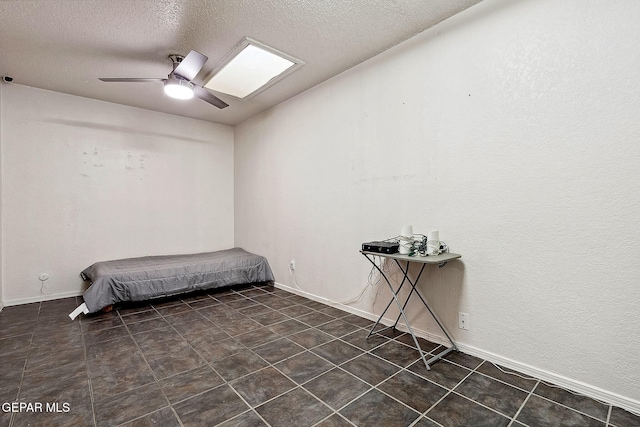 unfurnished bedroom featuring ceiling fan and a textured ceiling