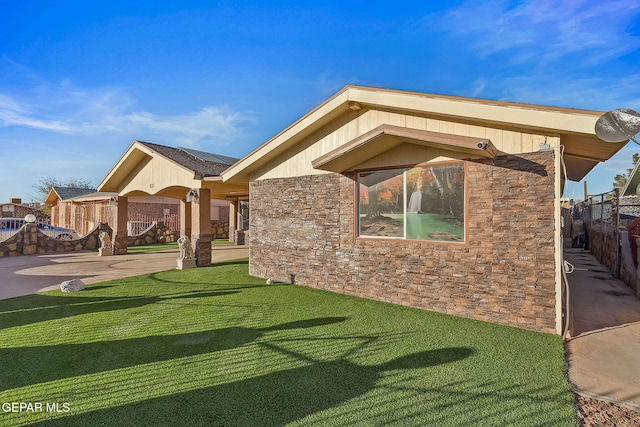 view of front of home featuring a front yard and solar panels