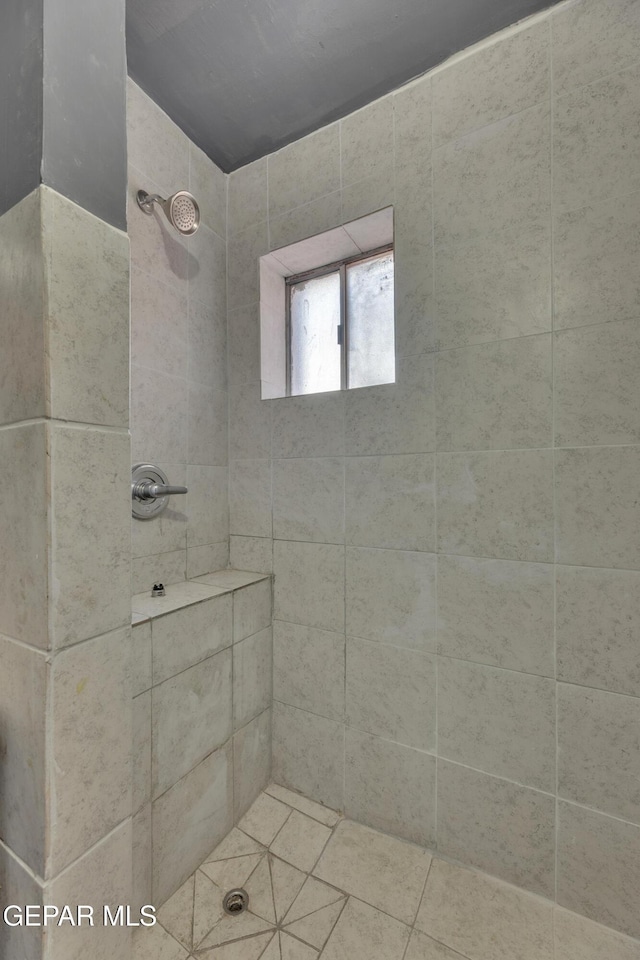 bathroom featuring a tile shower