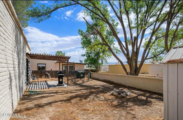 view of yard featuring a pergola